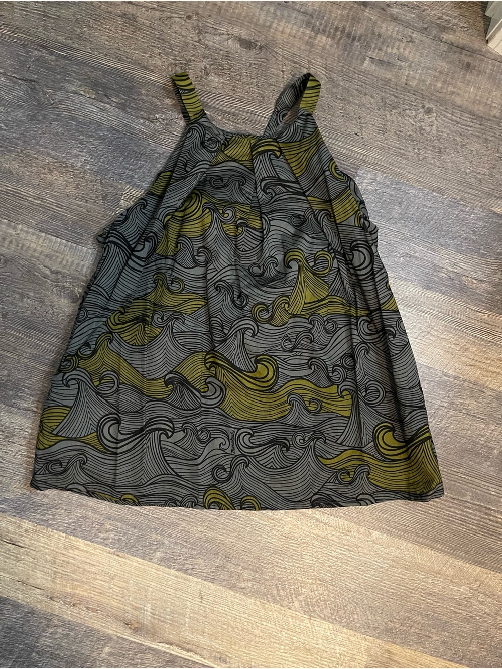 Manuhealii women’s Sleeveless top with ti-back Wave-Print Olive and Gray